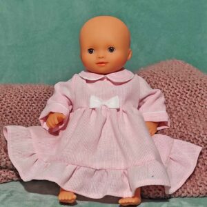 Chemise de nuit fines rayures roses et blanches sur poupon Pomeau