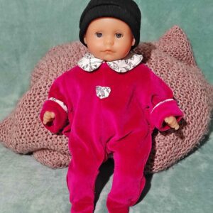 pyjama bébé en velours grenat sur le poupon Corolle 30 cm