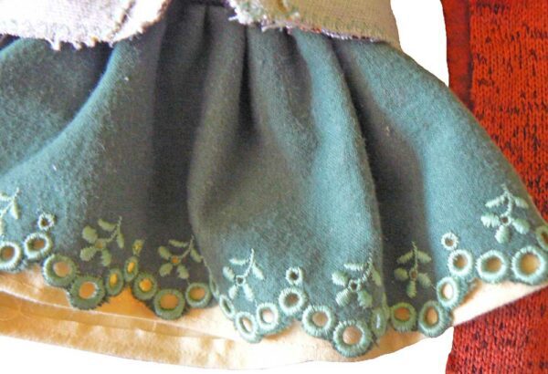 Jupe, veste, gibecière poupée de 33 cm – Image 2