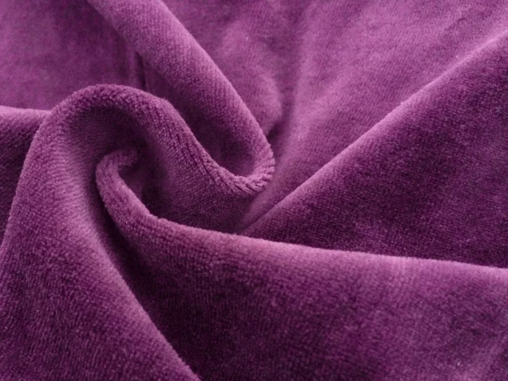 Coudre un habit de poupée en velours d'éponge