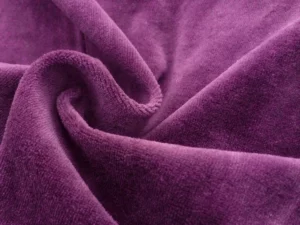 Coudre un habit de poupée en velours d'éponge