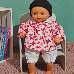 Blouse et bloomer portés par le poupon Pomea baby