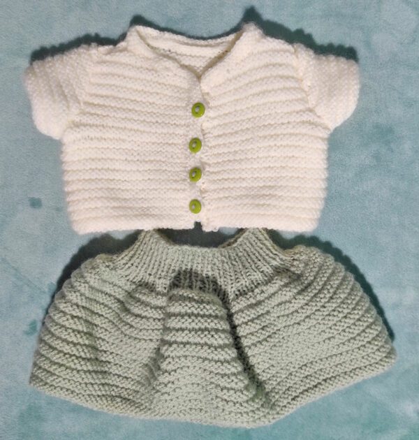 Tricot jupe et gilet poupons et poupées