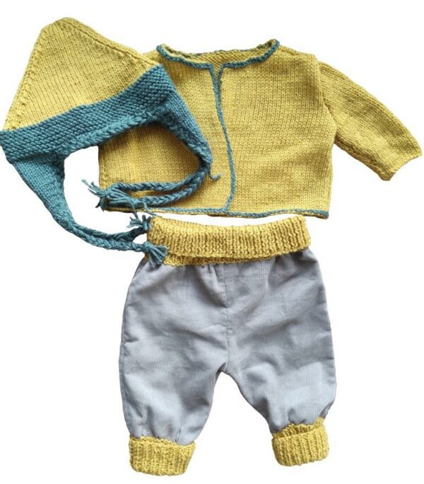 Tricoter un gilet et coudre un pantalon pour poupon
