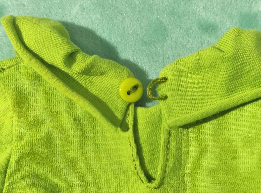 une boutonnière bride dans le dos d'un top