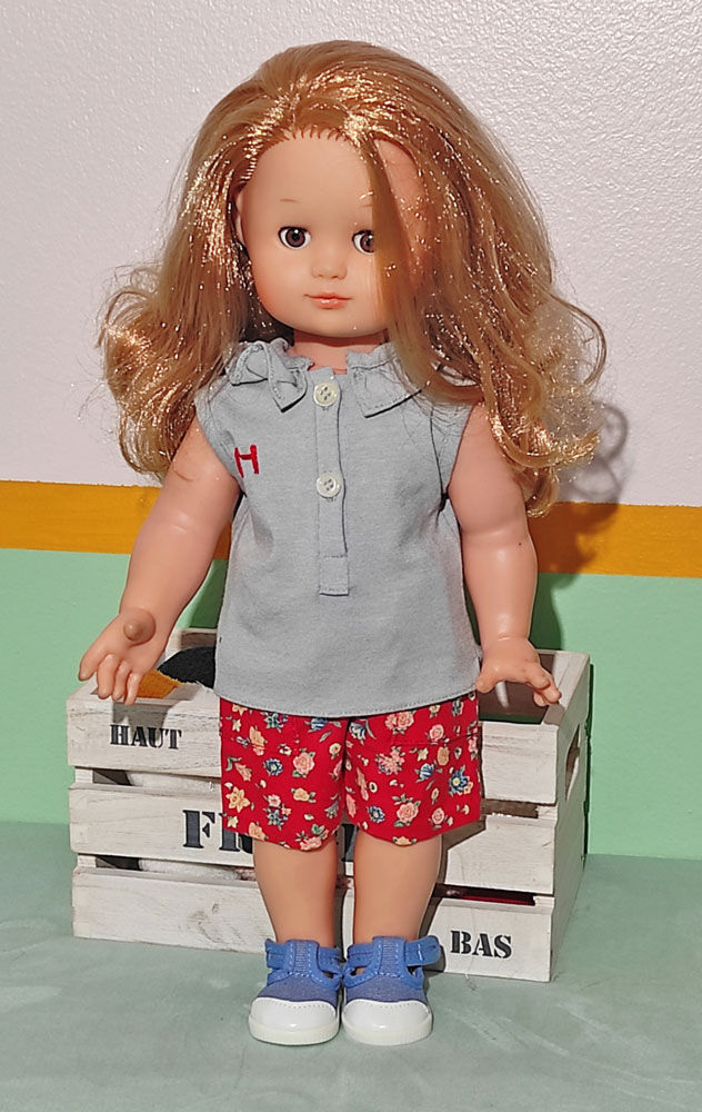 Polo à colerette sur la poupée Marie-Françoise