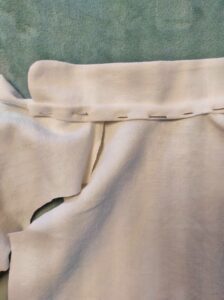 poser un biais d'encolure sur un vêtement de poupée