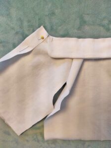 coudre un col sur une veste de poupée