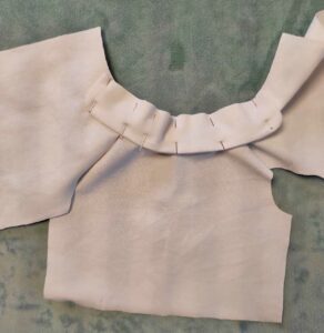 poser un col sur le vêtement de poupée