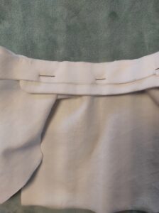 Coudre le biais d'encolure d(une veste de poupée