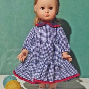 Robe à volants portée par la poupée Marie-Françoise