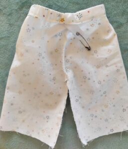 Poser un élastique sur un vêtement de poupée: pantalon de pyjama